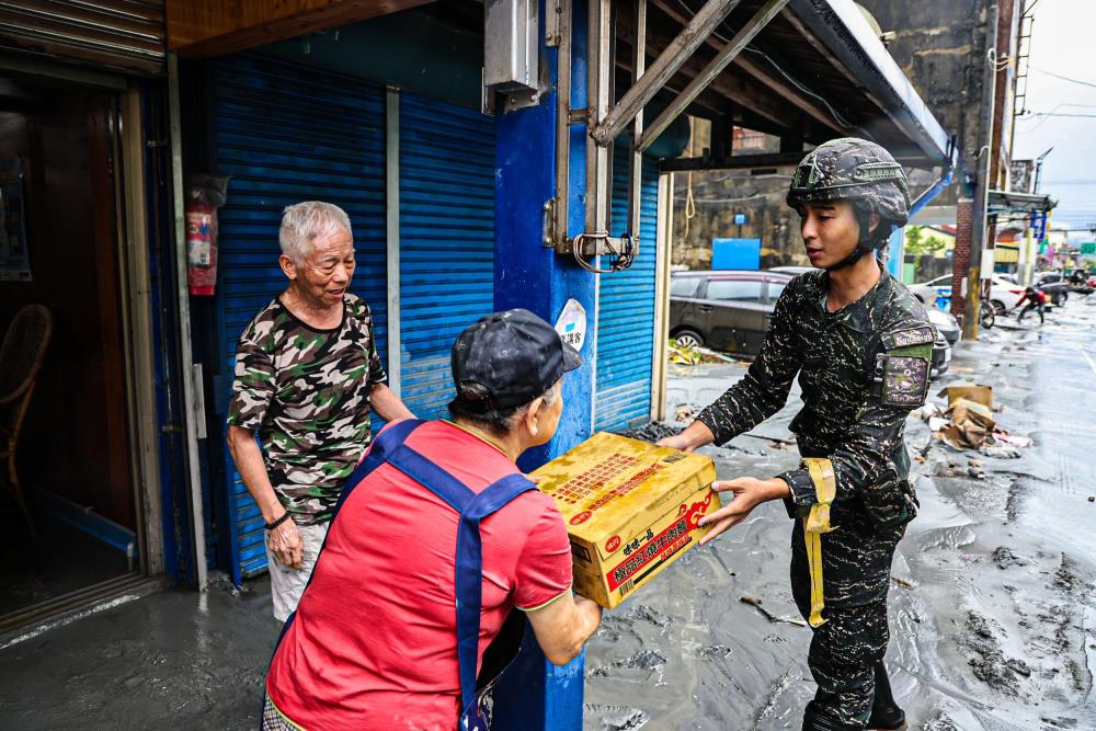 海軍陸戰隊官兵深入光復鄉運送物資。（軍聞社記者劉哲宇攝）