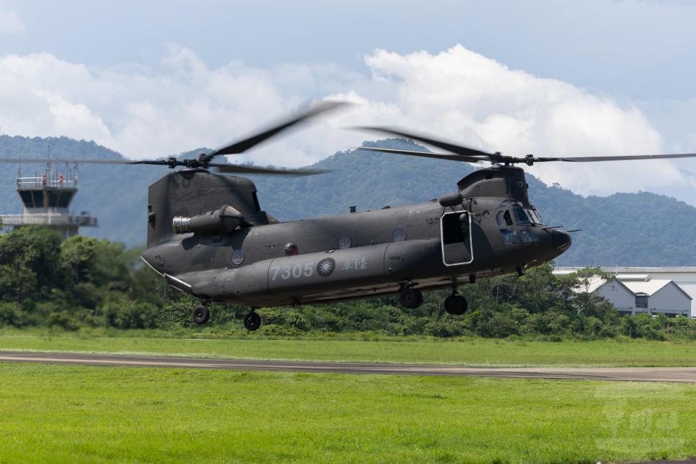學生搭乘CH-47SD直升機進行飛行體驗。（軍聞社記者吳柏融攝）