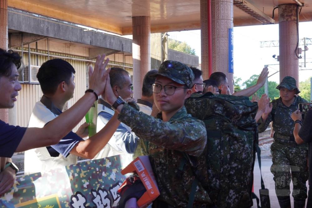 羅東車站月台響起熱烈歡呼，迎接救災部隊返部。（第六軍團提供）