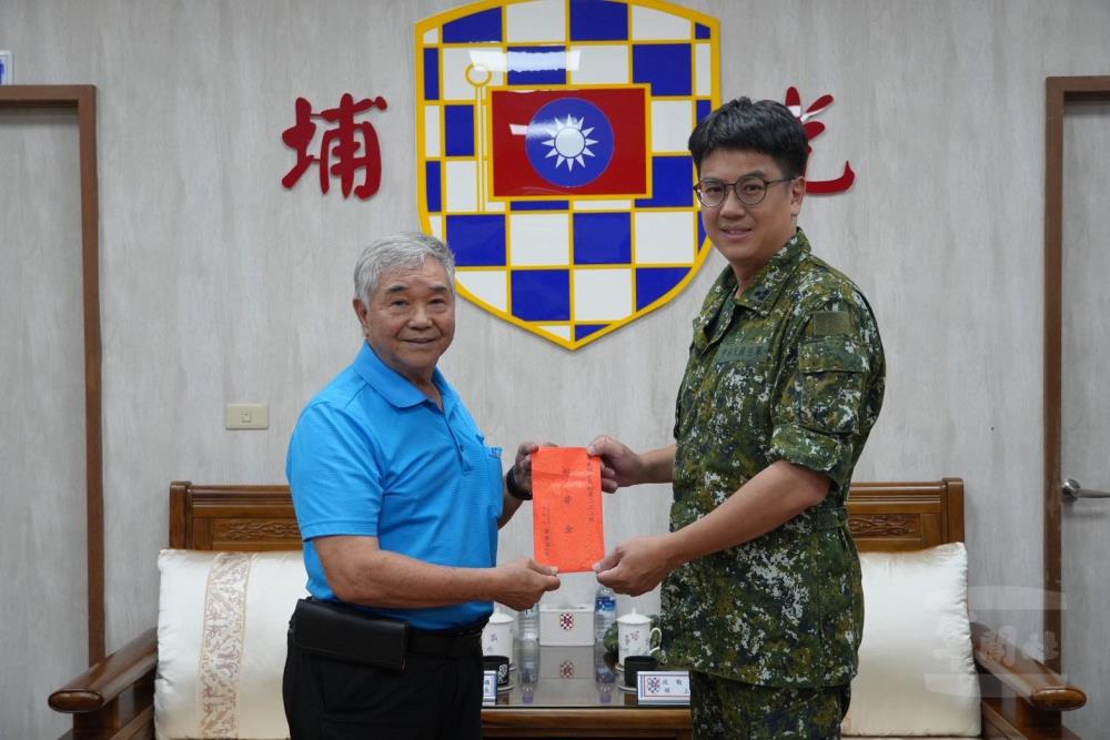 敬軍團致贈慰問金。（陸軍聯兵333旅提供）