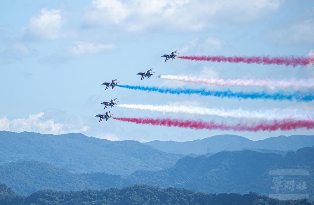 雷虎小組在空中畫出美麗線條，國人為之驚艷。（軍聞社記者陳軍均攝）