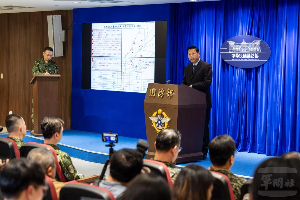 海洋委員會海巡署副署長謝慶欽強調，海巡署已調派艦船艇於各海域一對一併行監控。（軍聞社記者蔡枋澐攝）