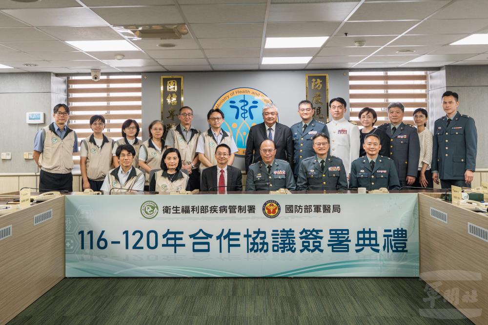 與會人員合影。（軍聞社記者李恬恬攝）