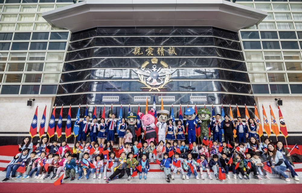 幼兒園參訪團與官兵合影。（青年日報提供）