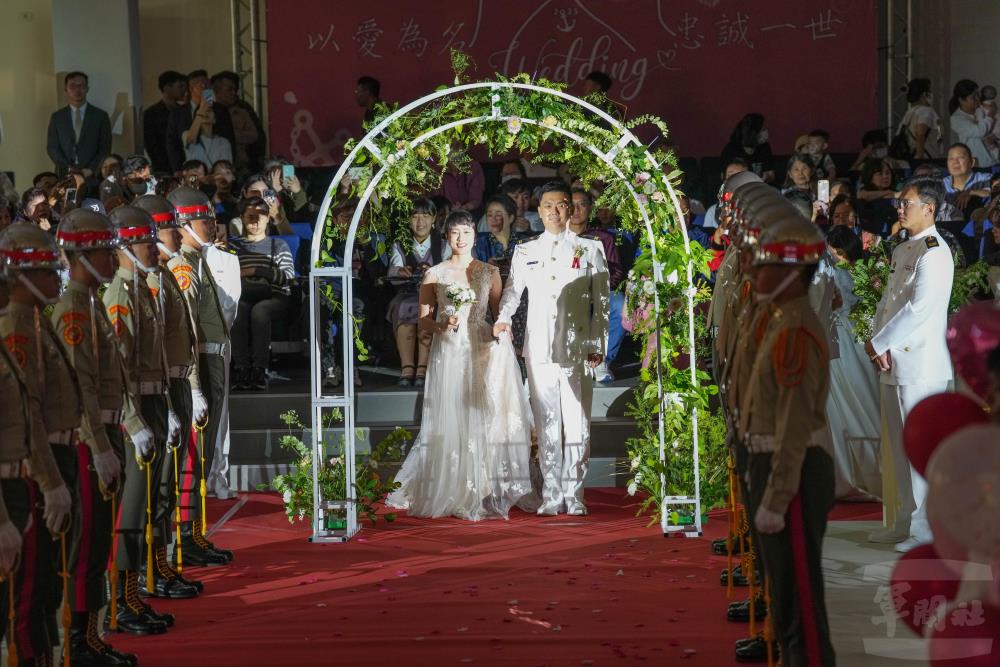 新人們在長官、親友的見證下步入會場。（軍聞社記者林庭暉攝）