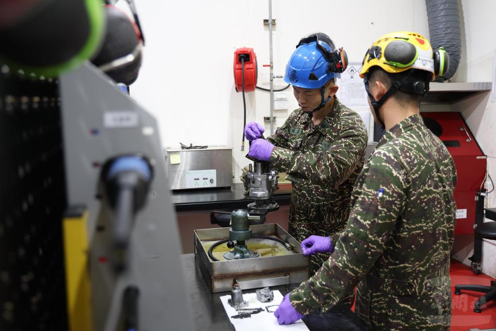 將PT燃油泵安裝在自製的特殊工具上，有效提升工作效率。（軍聞社記者蔡枋澐攝）