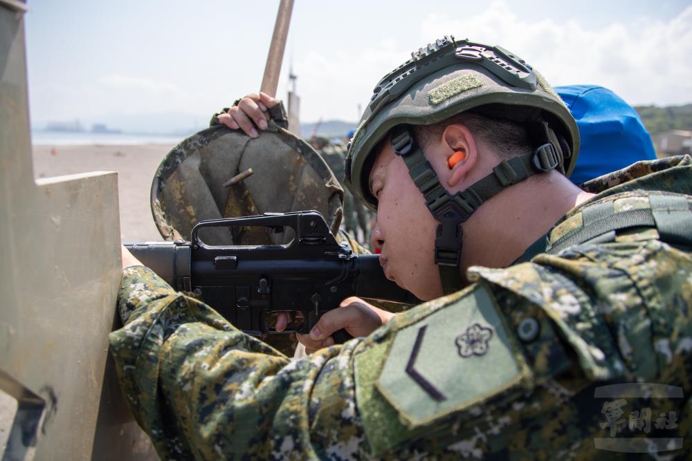 召員屏氣凝神，完成實彈射擊訓練。（軍聞社記者王進福攝）
