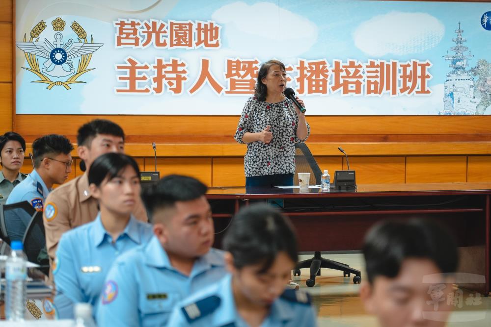 講師指導學員正確發音及氣息控制。（軍聞社記者陳傳奇攝）