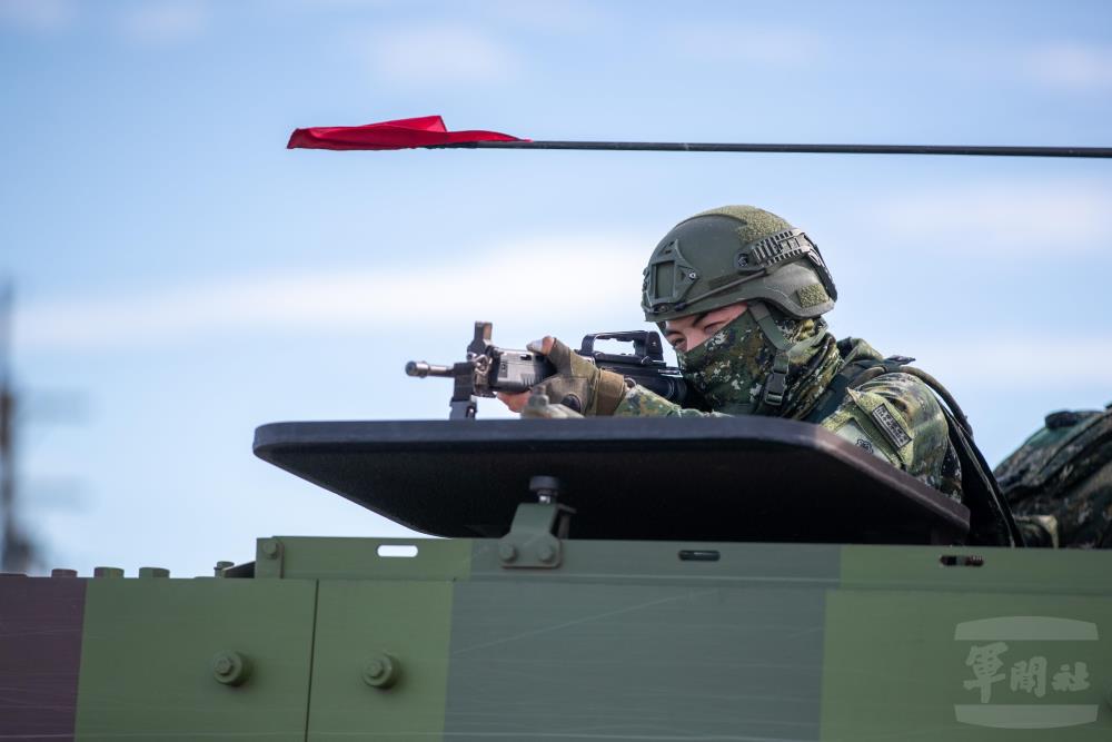 聯兵3營在雲豹甲車上對外實施警戒。（軍聞社記者王進福攝）