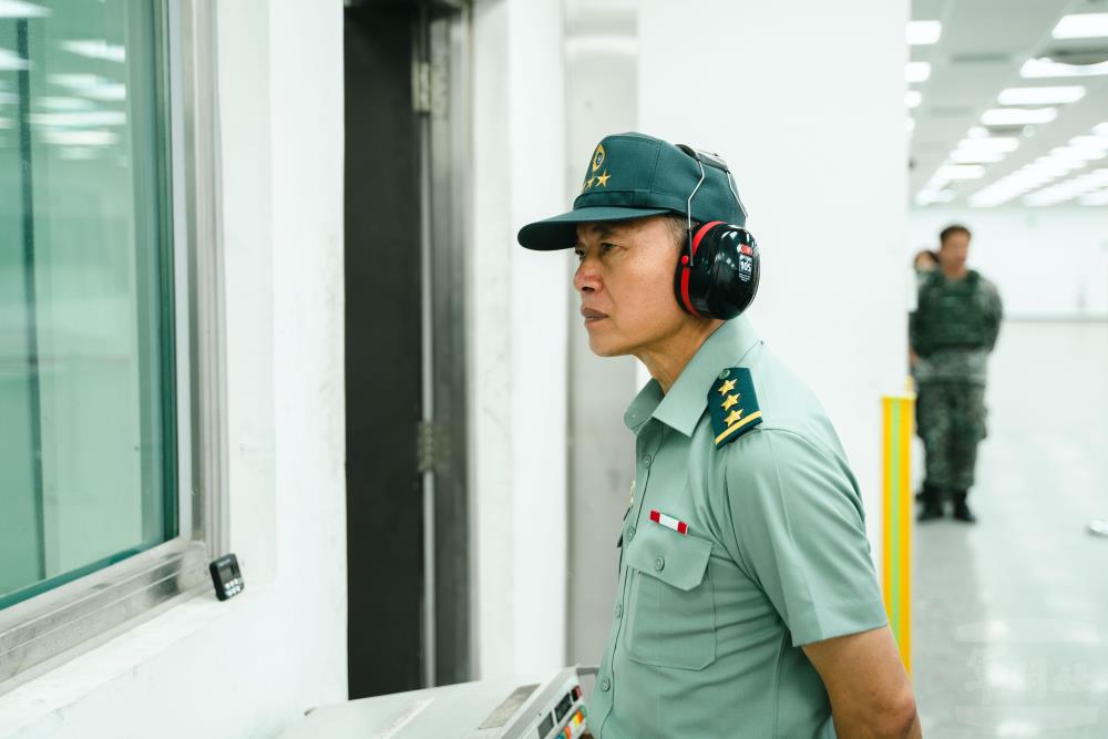 鍾副部長視察射擊試驗場實彈試驗。（軍聞社記者林庭暉攝）