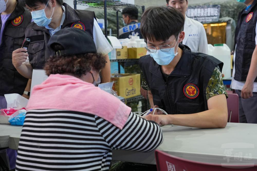 醫護人員實施問診及檢傷分類。（軍聞社記者侯凱議攝）