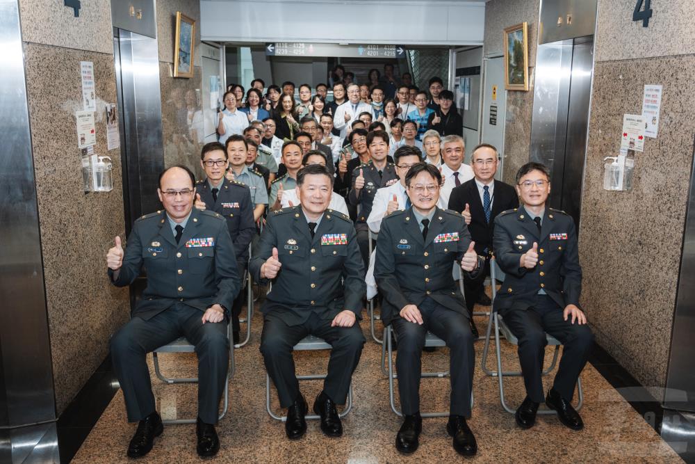 蔡局長與全體同仁合影。（軍聞社記者陳彥樺攝）
