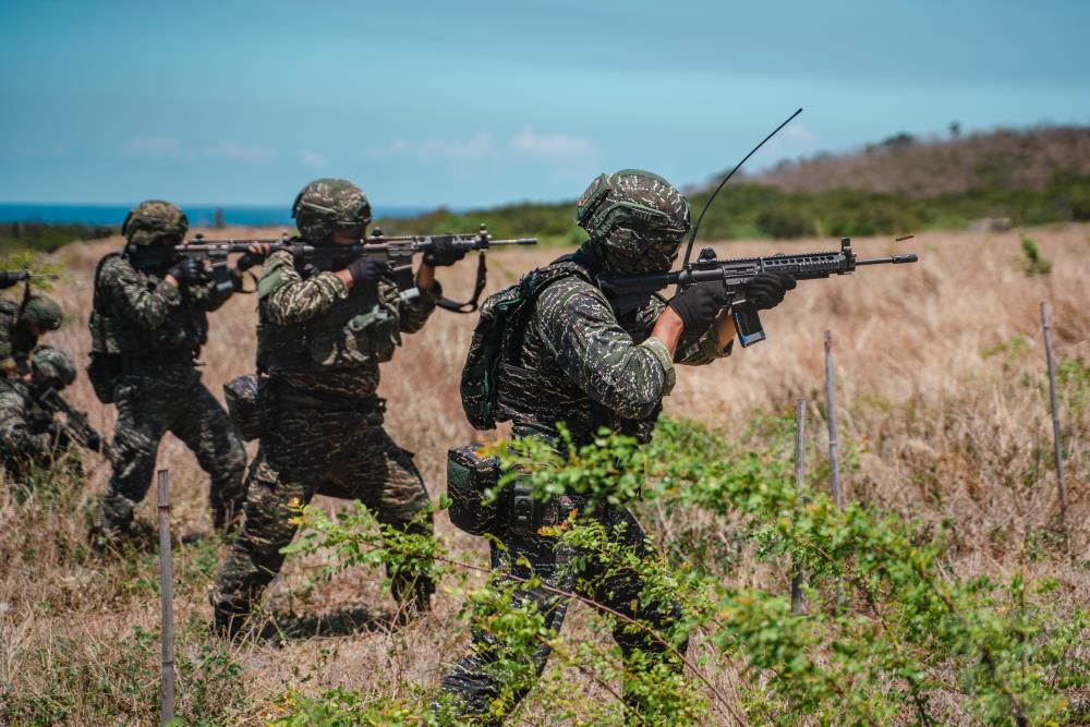 操課過程中,教官隨機下達狀況,考驗官兵應變能力。(軍聞社記者林庭暉攝) 操課過程中,教官隨機下達狀況,考驗官兵應變能力。(軍聞社記者林庭暉攝)