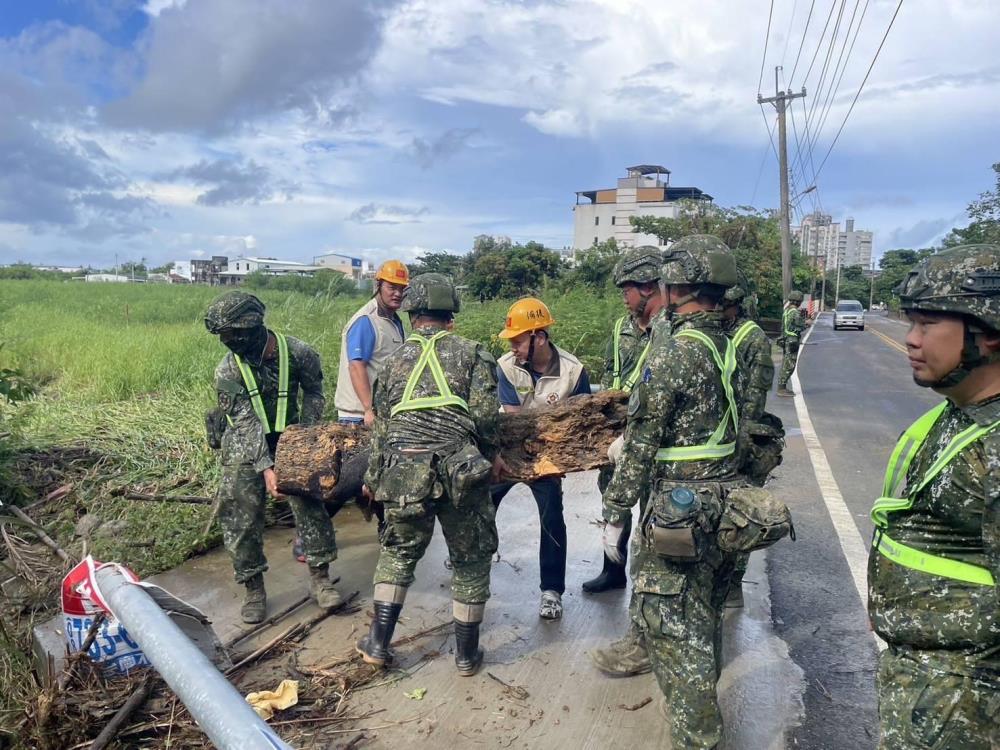 屏東縣恆春鎮後備軍人輔導中心幹部與三軍聯訓基地官兵協助執行倒塌路樹移除。（第四作戰區提供）