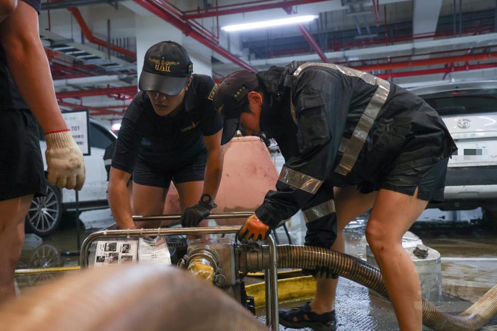 官兵實施抽排作業，加速排除積水。（軍聞社記者林澤廷攝）