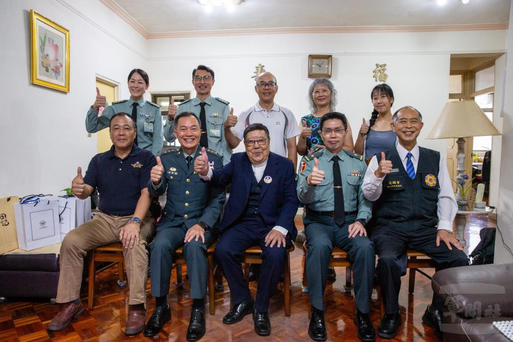 鍾副部長與樊定永先進家人等人合影。（軍聞社記者王進福攝）