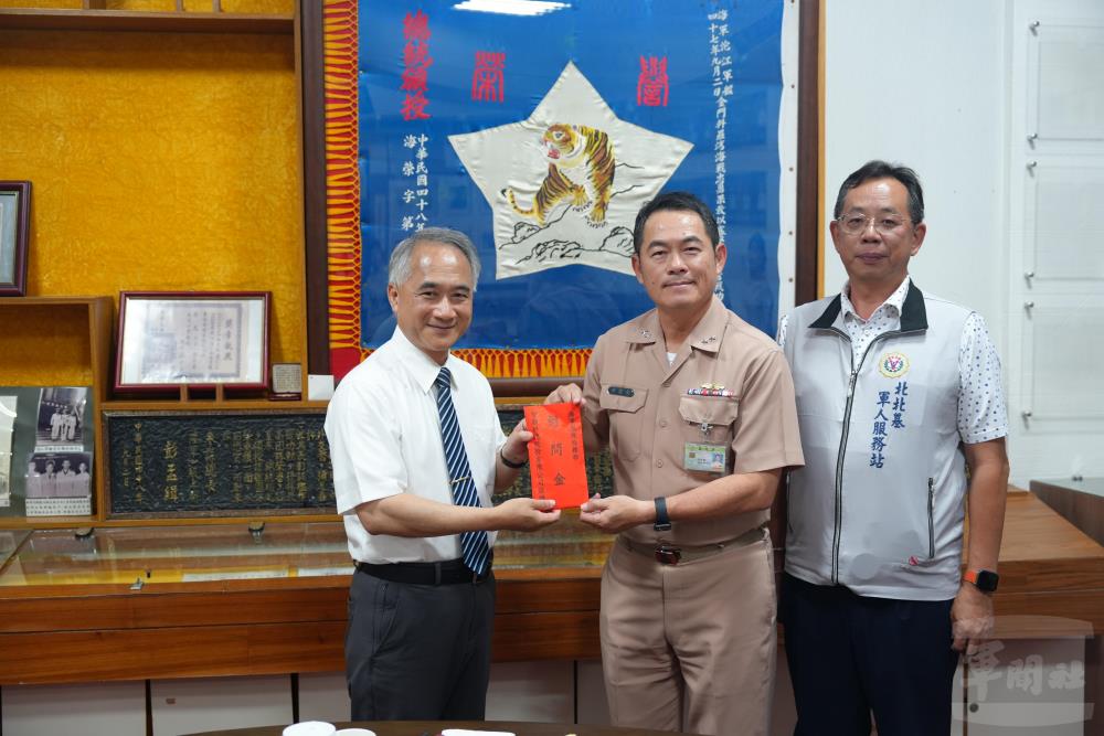 何協理代表企業致贈海軍艦隊指揮部慰問金。（新北市軍人服務站提供）