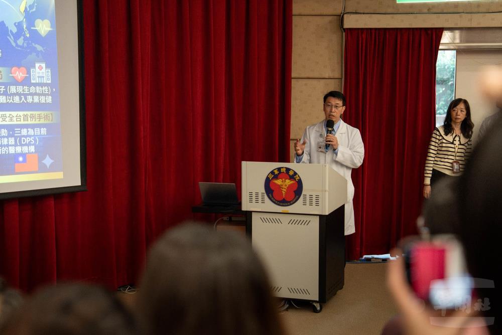 外科部主任黃才旺說明，橫膈膜節律器是呼吸重建領域的一大突破，患者在接受手術後，能縮短甚至脫離對呼吸機的依賴，大幅改善生活品質。（軍聞社記者尤昱翔攝）