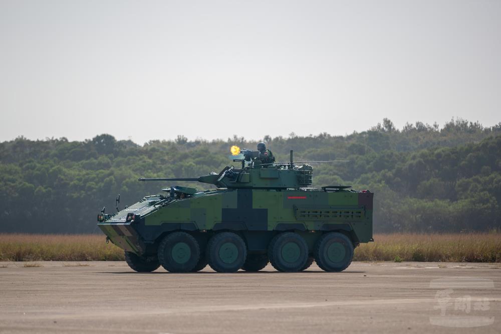 聯兵564旅裝步戰鬥車射擊空包彈向聯兵269旅發起攻擊。（軍聞社記者王進福攝）
