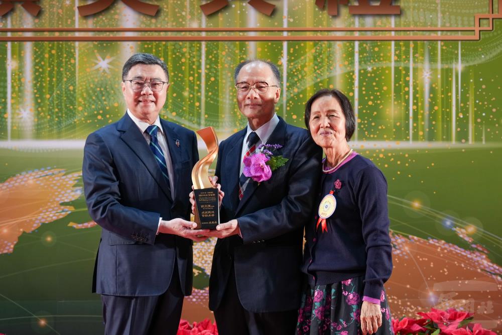 行政院卓院長頒發獎座予國家中山科學研究院顧問徐炎廷博士。（軍聞社記者莊家豪攝）