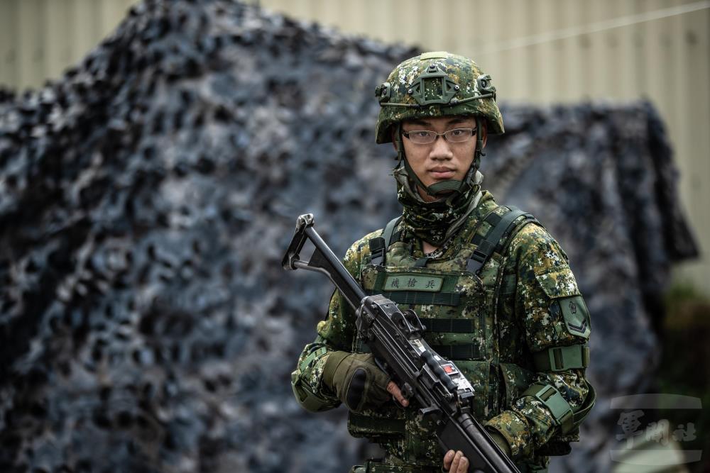 參與演練的一年期義務役周俊傑一兵表示，透過實際參與部隊訓練，深刻體會到部隊勤訓精練的成果。（軍聞社記者王茗生攝）