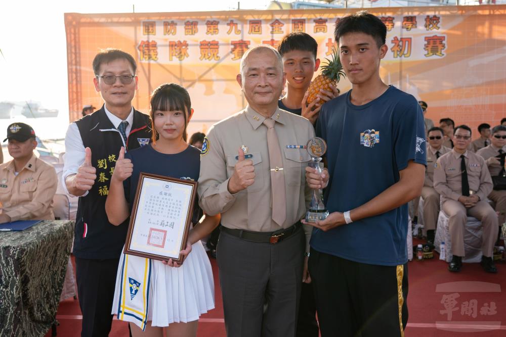 馬副司令頒授港明高中獎狀。（軍聞社記者林庭暉攝）