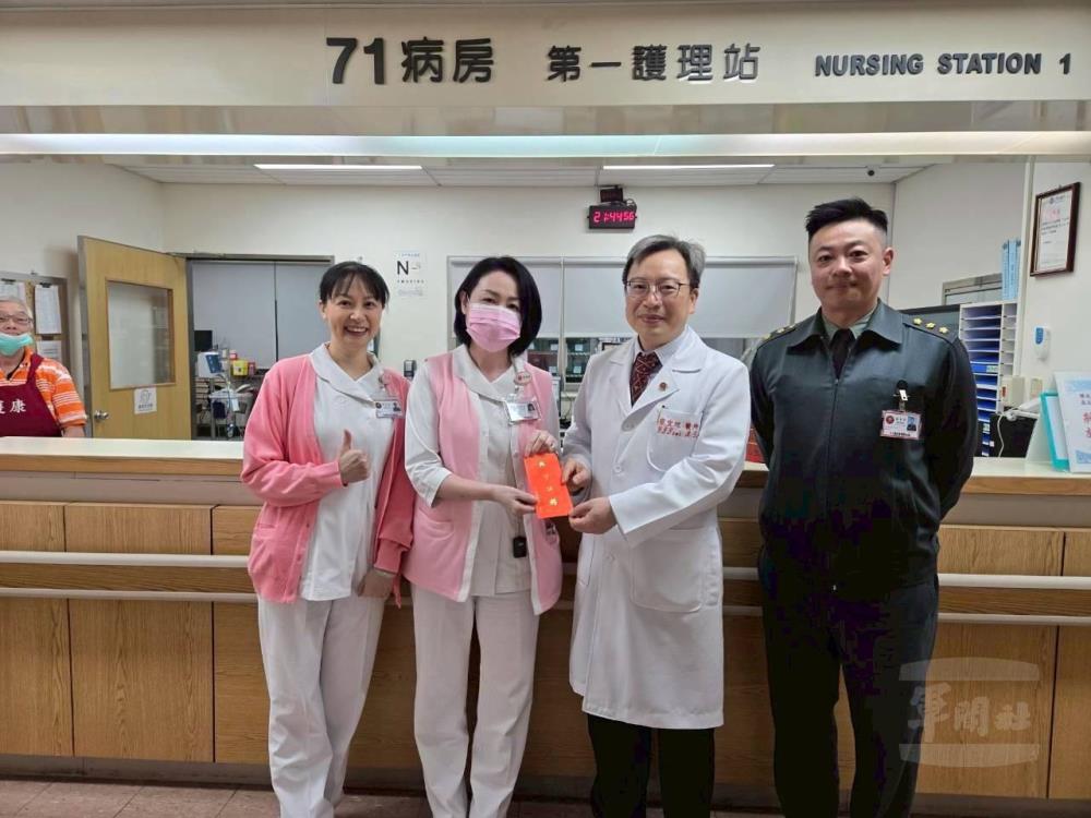 三軍總醫院院長蔡少將，致贈新春紅包。（三軍總醫院提供）