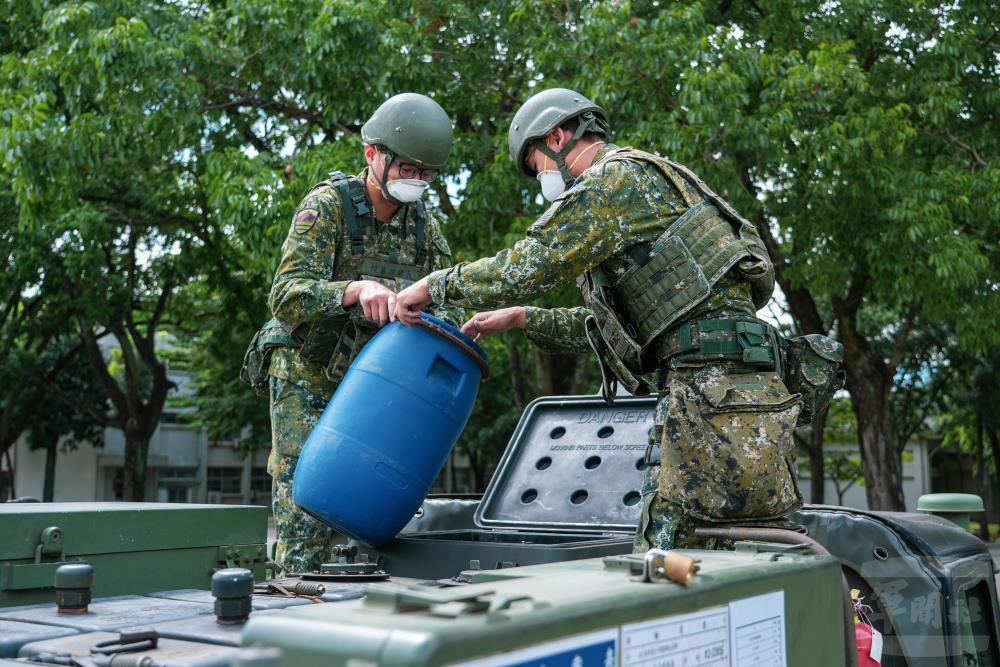 官兵在發煙前,完成霧油與石墨檢整,並針對活門等部件進行外觀檢查,確保作業安全。(青年日報提供) 官兵在發煙前,完成霧油與石墨檢整,並針對活門等部件進行外觀檢查,確保作業安全。(青年日報提供)