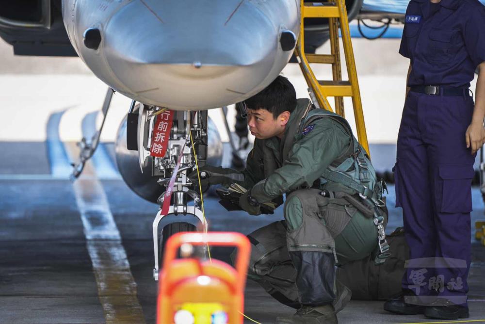 飛行員滑行前檢查戰機外觀。（軍聞社記者陳傳奇攝）