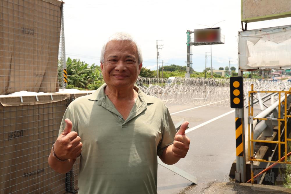 經營二手車專賣店的民眾呂先生肯定國軍官兵的努力付出。（軍聞社記者林澤廷攝）