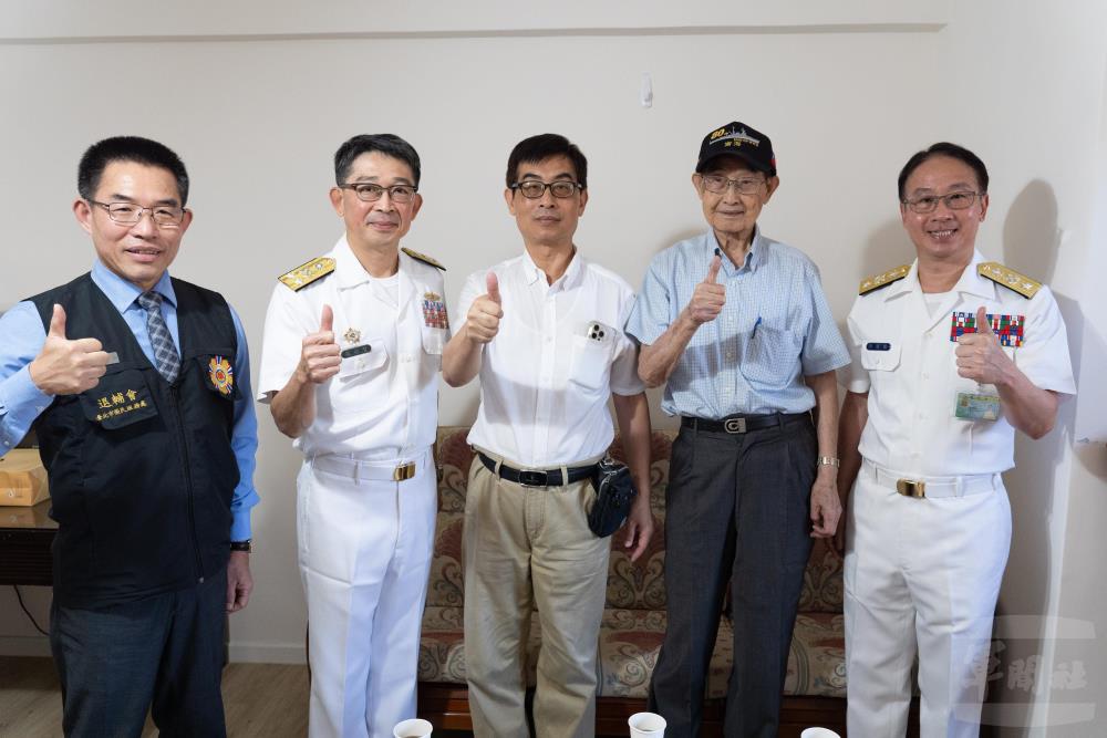 敖副司令與萬先生及其眷屬合影。（軍聞社記者呂尚俞攝）