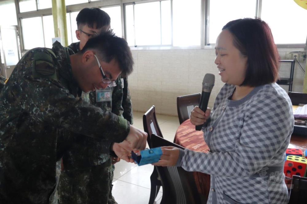 莊老師透過互動，引導官兵學習調節壓力。（陸軍十軍團提供）