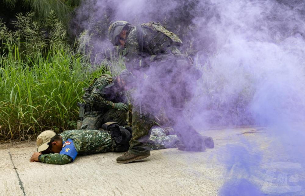 陸軍兩棲偵察「硬漢週」第二日　驗證戰技提升作戰能力