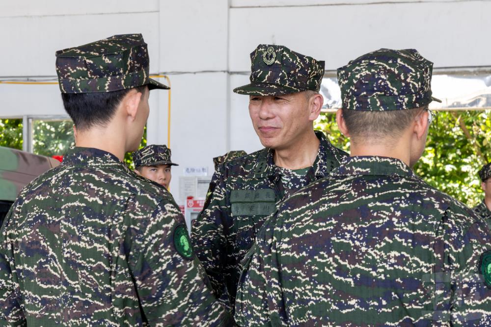 梅總長期勉官兵透過演習展現軍人的自信與榮耀。（軍聞社記者蔡枋澐攝）