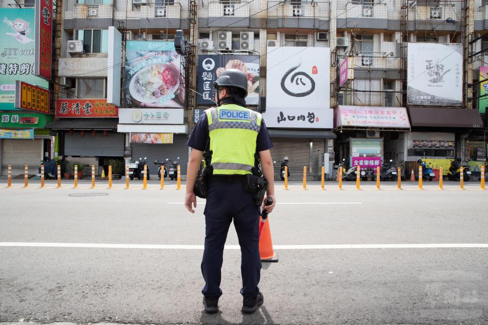 2025中部地區城鎮韌性防空演習15日下午1時30分至下午2時實施，商場、店家等暫時停止營業，實施疏散避難。（軍聞社記者卓以立攝）