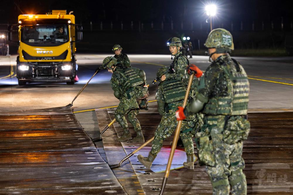 官兵合力將面蓆拼接。（軍聞社記者蔡枋澐攝）