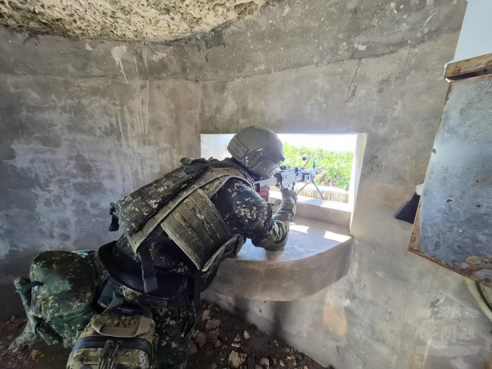 官兵運用既有掩體執行要點防護任務，確保防區安全。（陸軍臺東地區指揮部提供）