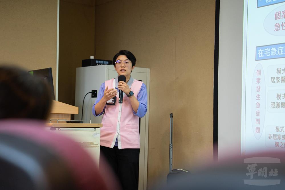 三軍總醫院社區護理中心主任黃品瑄透過案例分享實務經驗。(軍聞社記者邱奕菖攝)
