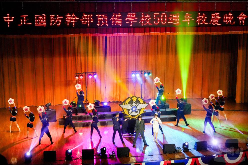 壓軸節目「傳承榮耀新國軍」結合三軍特色與流行舞蹈元素。（軍聞社實習記者吳其錚攝）