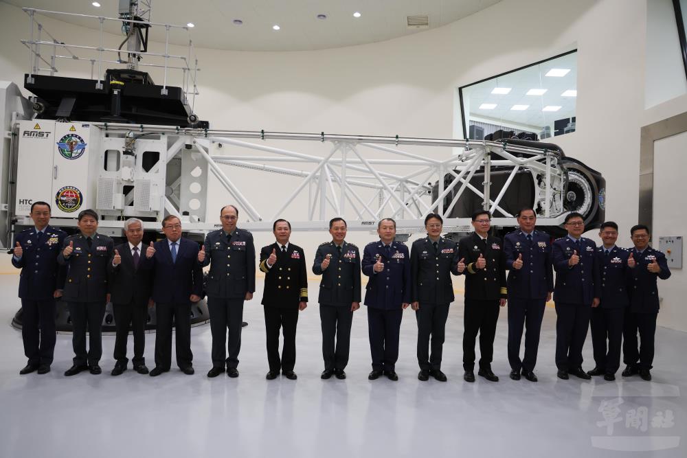 鍾副部長及參與典禮人員合影。（軍聞社記者林澤廷攝）