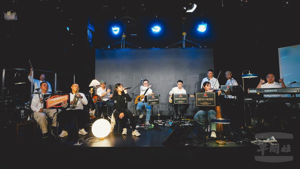 示範軍樂隊真正好樂團5日晚間精采演出。（軍聞社記者文仁攝）