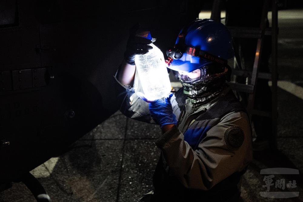 地勤人員進行燃油化驗作業。（軍聞社記者林庭暉攝）