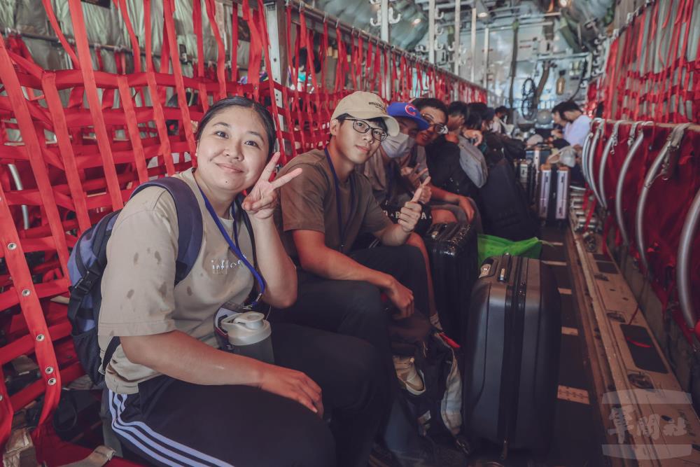 暑期戰鬥營學員,登上空軍C-130運輸機。(軍聞社資料照片)
暑期戰鬥營學員,登上空軍C-130運輸機。(軍聞社資料照片)