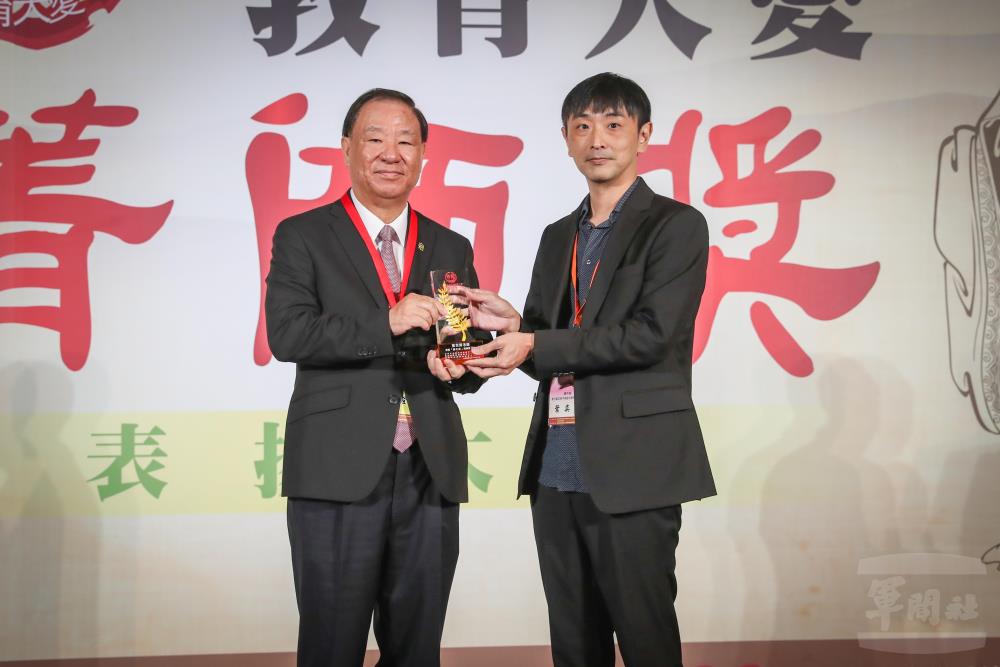 救國團主任葛永光頒獎表揚得獎者。（軍聞社記者周昇煒攝）