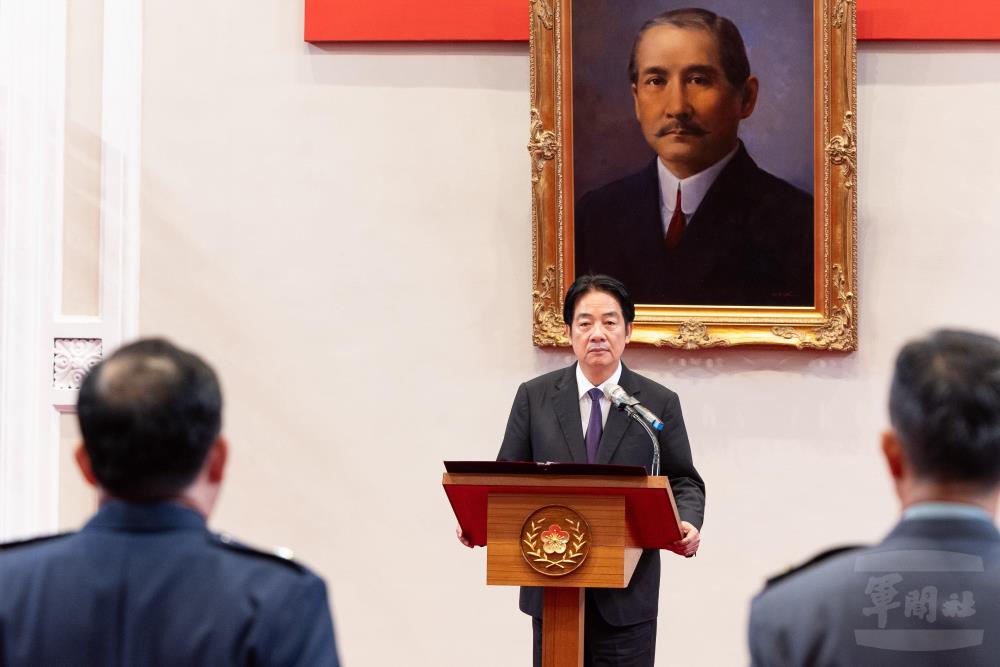 賴總統期勉晉任人員以更高的標準要求自我,持續帶領部隊前進。(軍聞社記者吳柏融攝) 賴總統期勉晉任人員以更高的標準要求自我,持續帶領部隊前進。(軍聞社記者吳柏融攝)