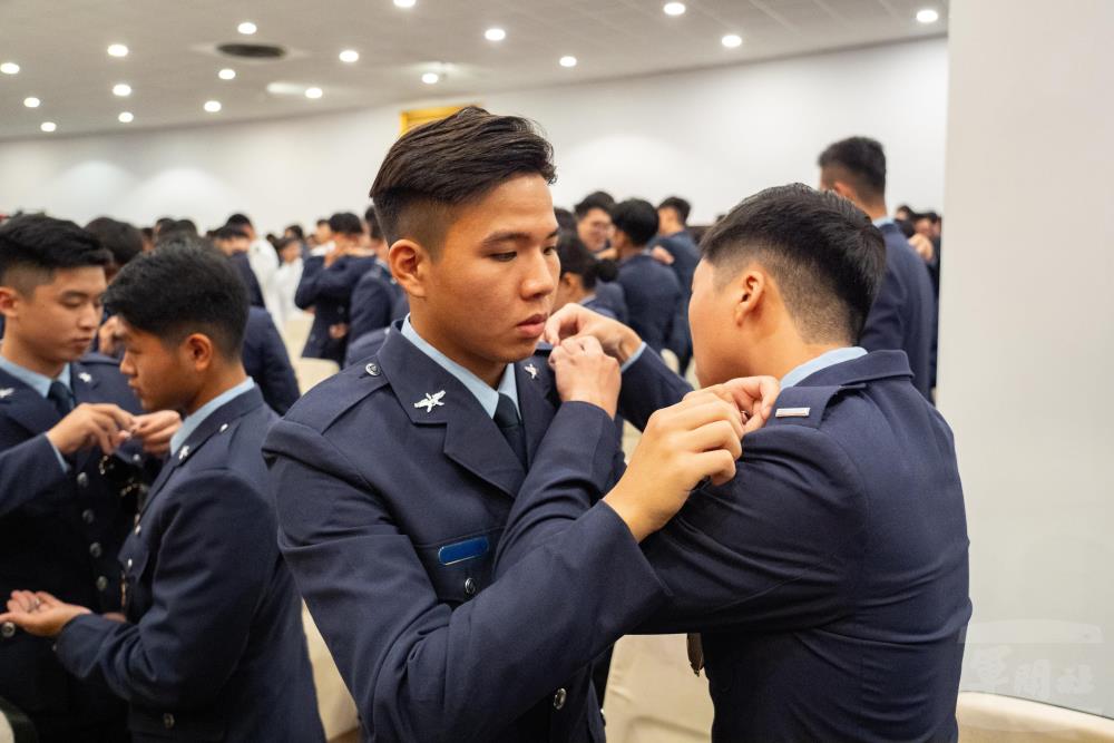 畢業生互為彼此掛上少尉軍階。（軍聞社記者林庭暉攝）
