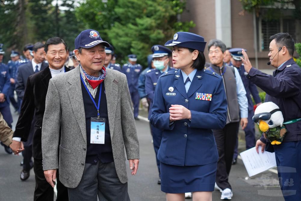 聯隊長蕭少將偕前聯隊長孫維國等前輩進行營區巡禮。（軍聞社記者侯凱議攝）