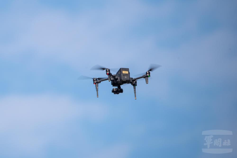 監偵型無人機偵蒐敵兩棲部隊動態。（軍聞社記者王進福攝）