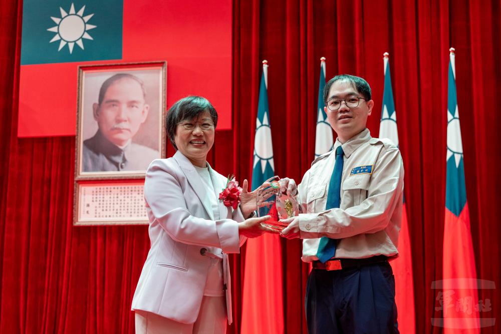 劉部長表揚績優役男。（軍聞社記者蔡枋澐攝）