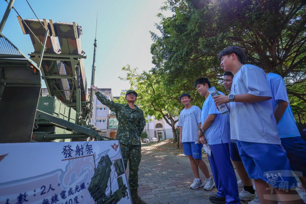 官兵介紹裝備特性及任務。（軍聞社記者林澤廷攝）